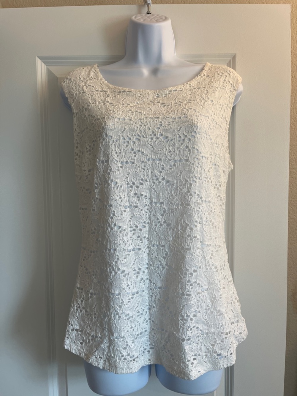 Banana Republic Cream Lace Sleeveless Blouse M